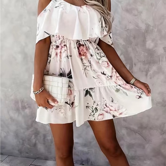 Beautiful dress free flowing so pretty - Picture 3 of 3